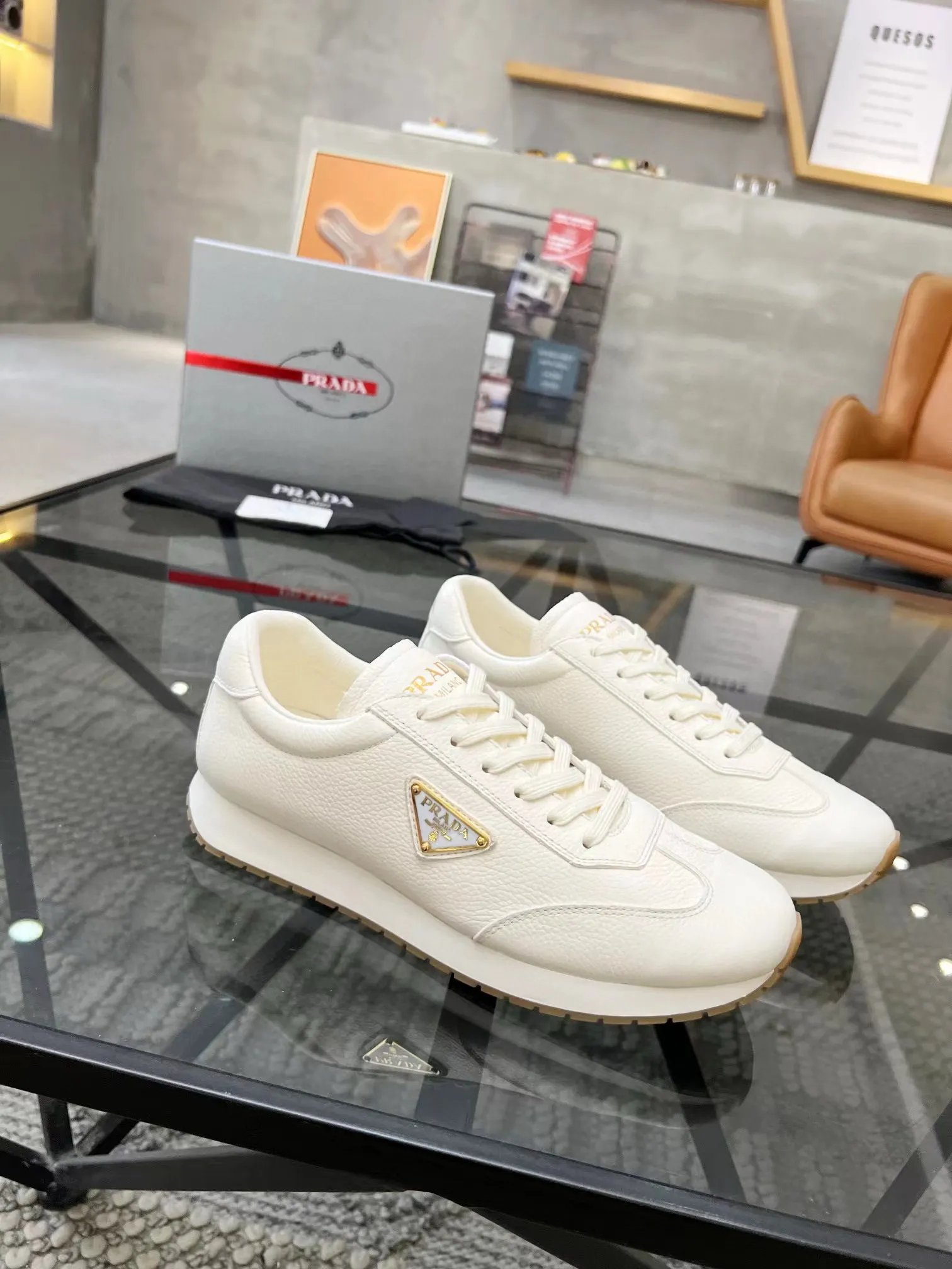 Factory price: 400💰Prada new men's leather sports shoes, the highest version on the market, any comparison is welcome🆚! The original leather has excellent texture and is super high-end! Fetal sheep net lining imported from Italy, removable pad! Luxurious materials and fine workmanship, highly recommended! Code number: 38-44, customized 45